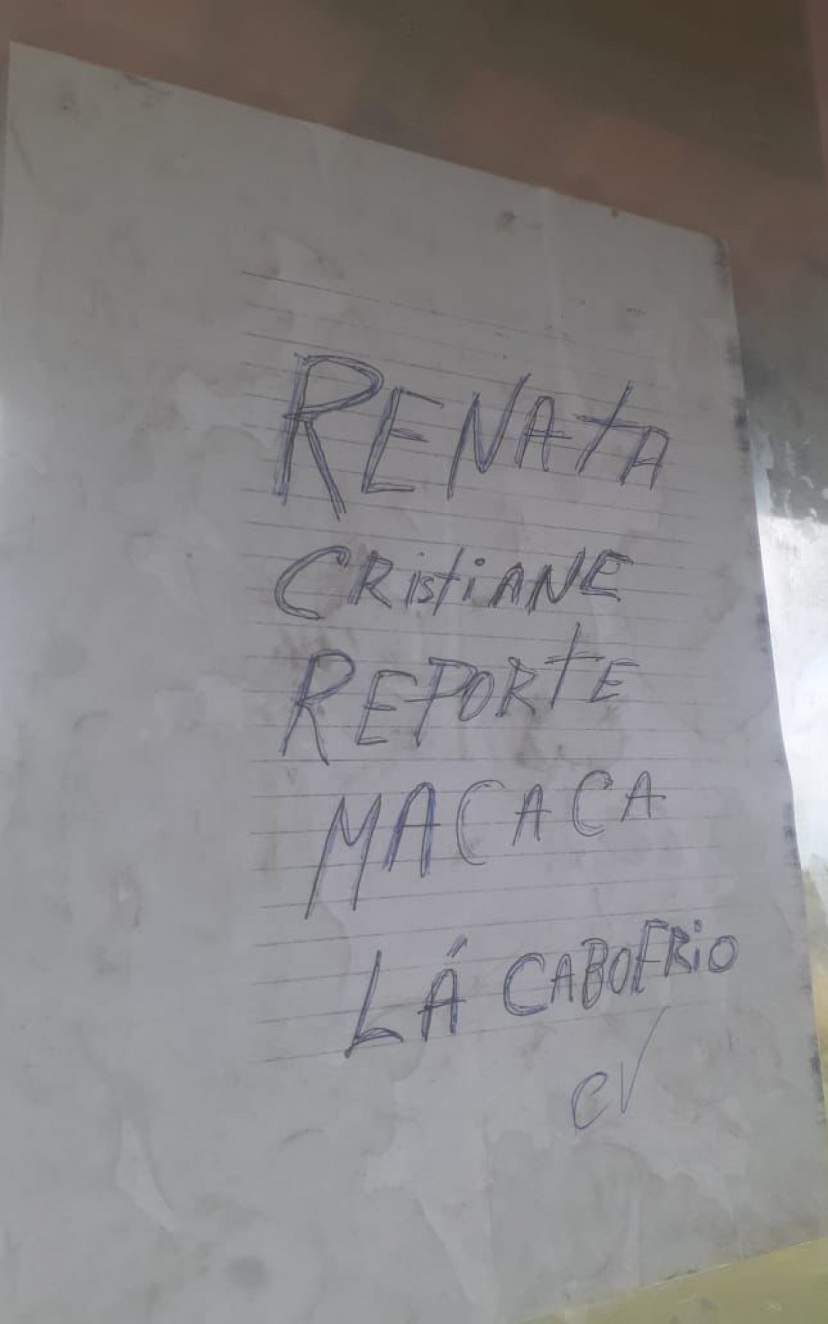 Cartazes com ofensas à jornalista Renata Cristiane foram colados em pontos de ônibus em São Pedro da Aldeia - Arquivo Pessoal