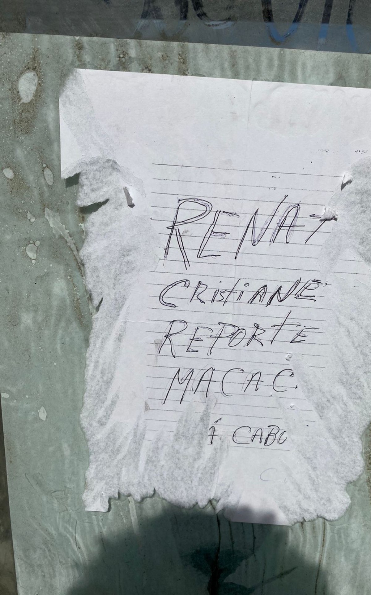 Cartazes com ofensas &agrave; jornalista Renata Cristiane foram colados em pontos de &ocirc;nibus em S&atilde;o Pedro da Aldeia