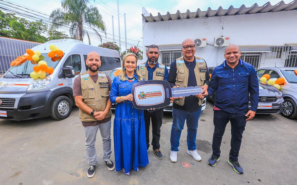 A deputada federal Daniela do Waguinho com uma chave simb&oacute;lica das viaturas recebidas pela Secretaria Municipal de Seguran&ccedil;a P&uacute;blica
