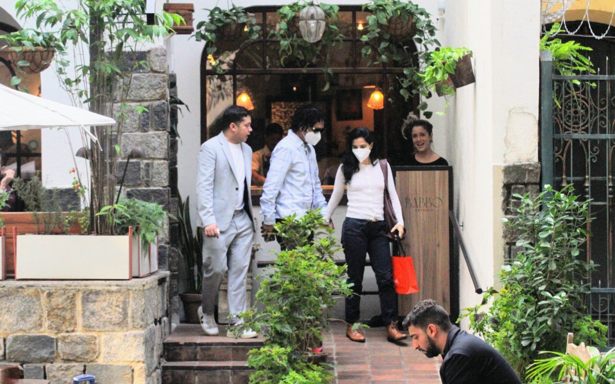 Djavan foi visto com a esposa, Rafaela Brunini, ao deixar restaurante em Ipanema, na Zona Sul do Rio