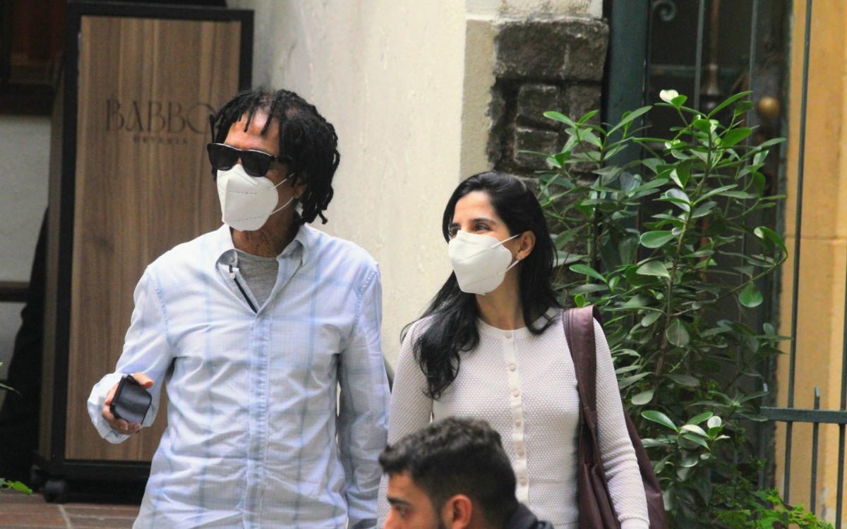 Djavan foi visto com a esposa, Rafaela Brunini, ao deixar restaurante em Ipanema, na Zona Sul do Rio