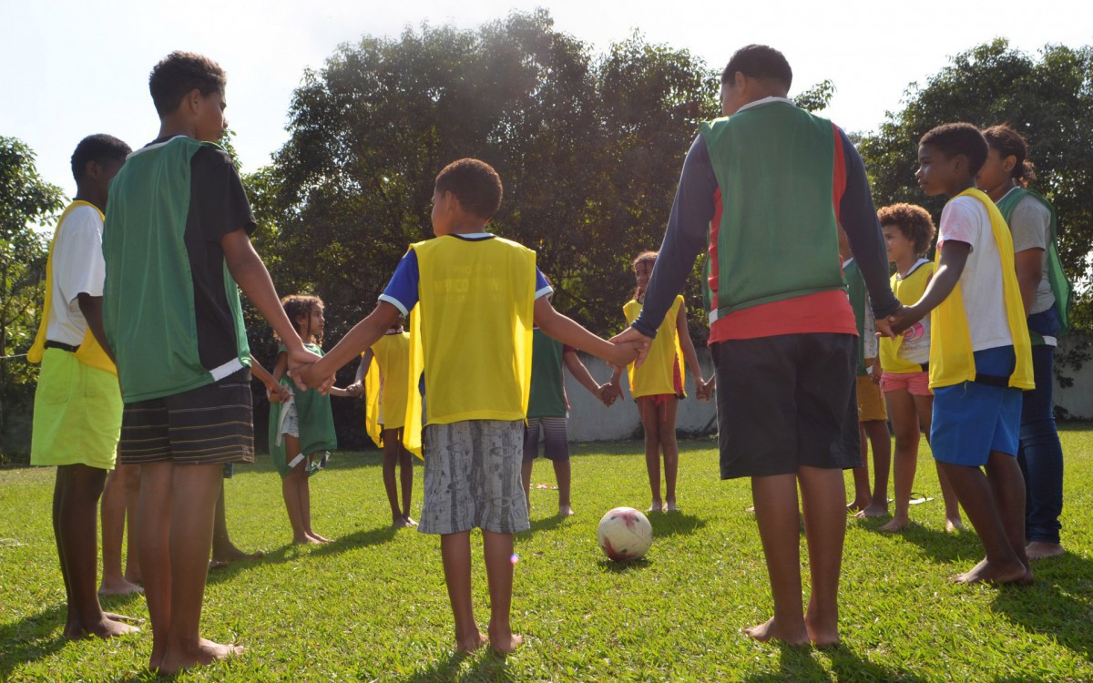 Pauta ESPECIAL -   Padre Renato Chiera em Guaratiba com as crian&ccedil;as do Desenvolvimento Comunitario. Foto: Sandro Vox/Ag&ecirc;ncia O Dia