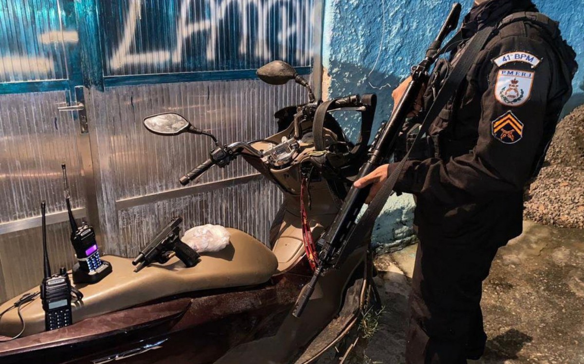 No Chapad&atilde;o, militares prenderam dois suspeitos e recuperaram motocicleta roubada