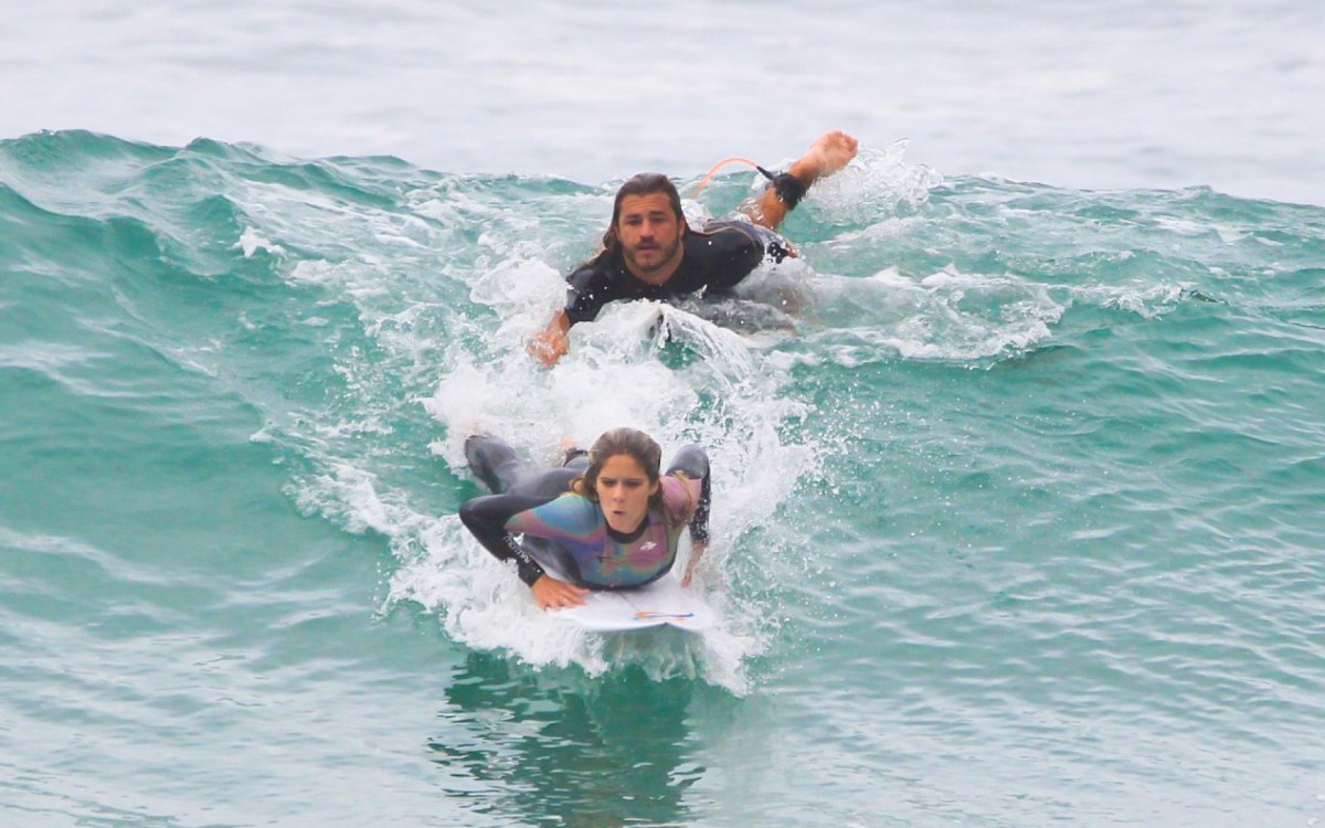 Isabella Santoni curte dia de surfe em praia da Zona Sul