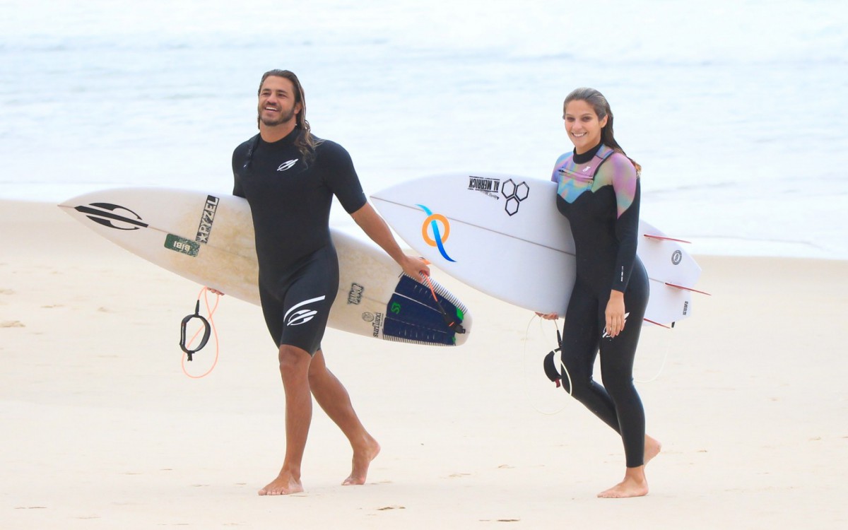 Isabella Santoni curte dia de surfe com o namorado  - Fabricio Pioyani / AgNews