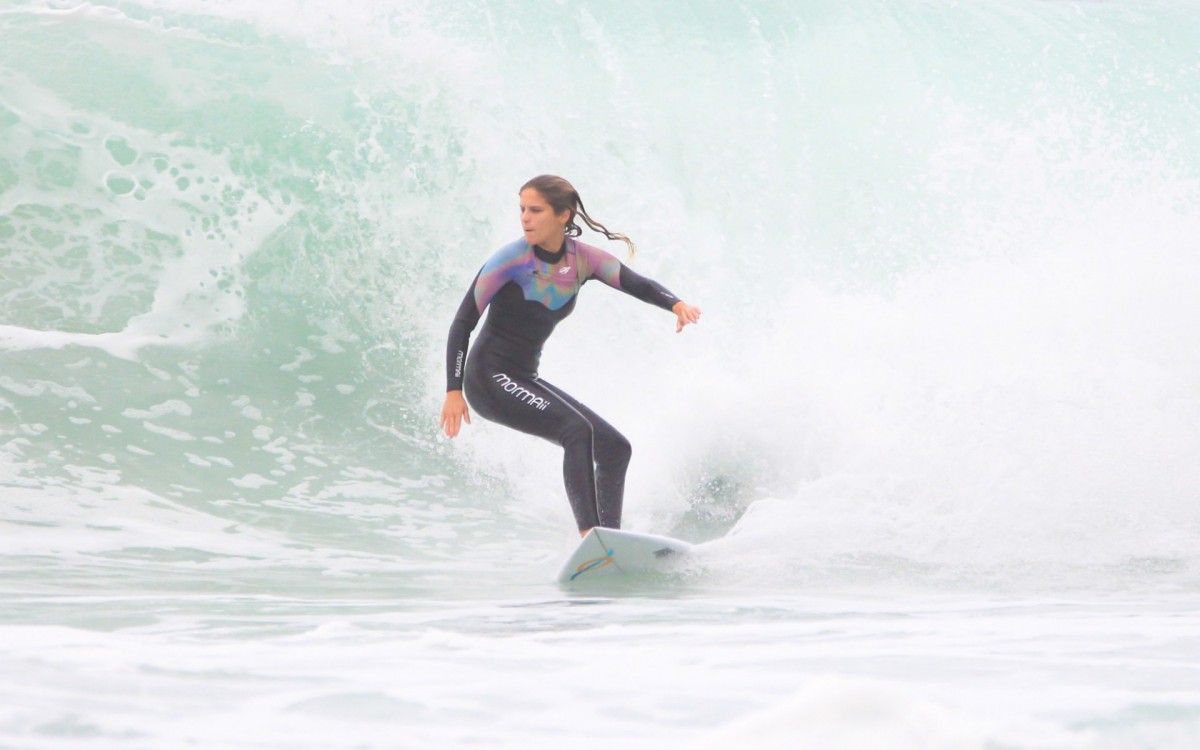Isabella Santoni curte dia de surfe em praia da Zona Sul