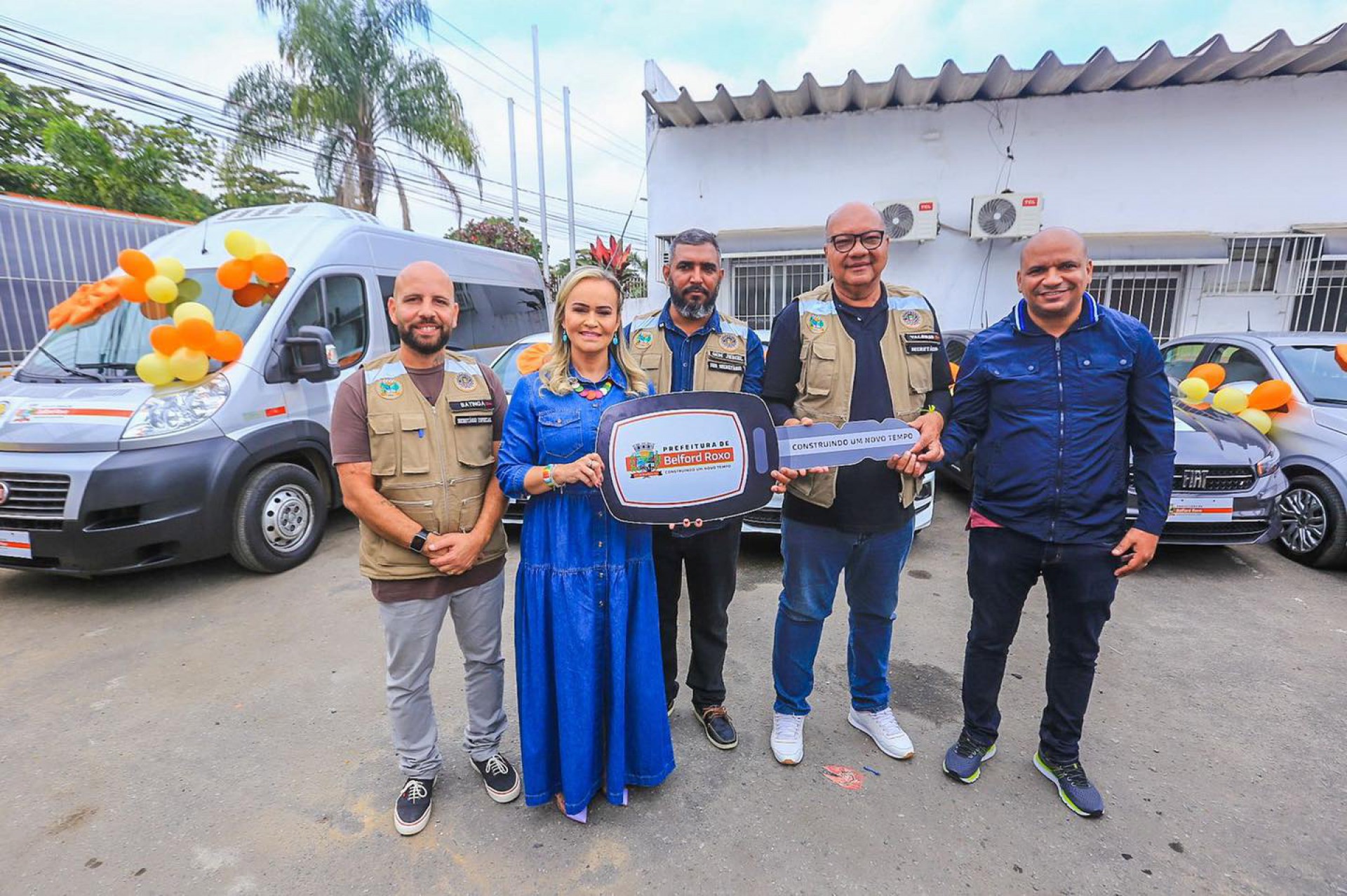 A deputada federal Daniela do Waguinho com uma chave simbólica das viaturas recebidas, junto ao secretário municipal de Segurança Pública, Márcio Valério Ribeiro,  os subsecretários Batinga e Jesiel e o presidente da Câmara Municipal, o vereador Sidney Canella (MDB) - Rafael Barreto / PMBR