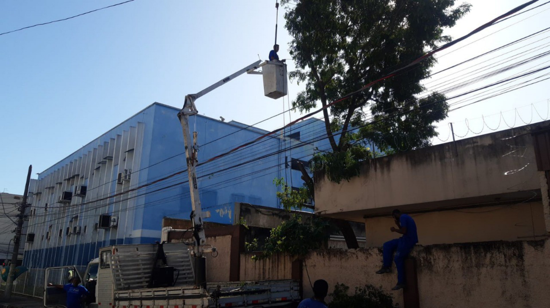 A equipe da poda de árvore percorreu algumas ruas do Jardim Sumaré, Vila Rosali, Morro da Igrejinha e Jardim Meriti - Divulgação/ PMSJM