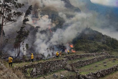Bombeiros controlam incêndio que ameaçava ruínas incas do Machu Picchu