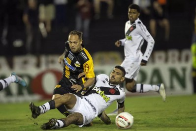 Yuri Lara fala sobre clima no Vasco após perda da invencibilidade na Série B: 'Não temos tempo para lamentar'