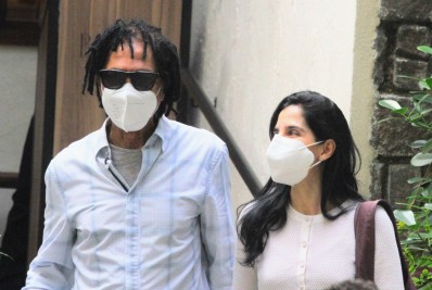 Djavan leva a esposa para almoçar em restaurante na Zona Sul do Rio