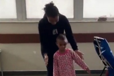 Menina baleada na cabeça dá primeiros passos após um mês de internação