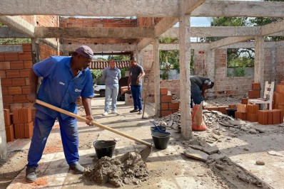 Prefeito Alexandre Martins visita obra de reforma da Apae Búzios