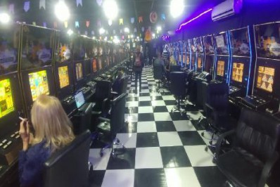 Polícia fecha bingo clandestino e apreende 107 máquinas caça-níqueis na Barra da Tijuca