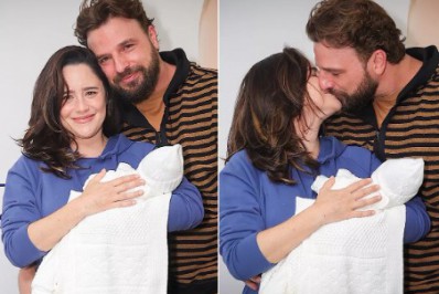 Fernanda Vasconcellos e Cássio Reis deixam maternidade com o filho