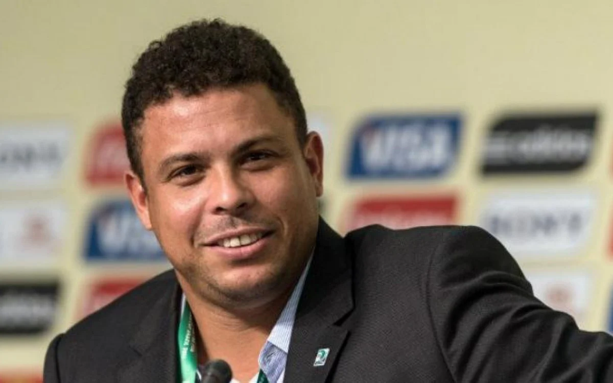 Ronaldo Fenômeno se escala e exclui Romário e Zidane de melhor equipe da história do futebol