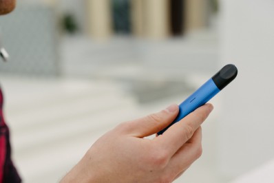 Vapes coloridos e com sabor: OMS afirma que indústria tabagista está focada em atrair os jovens