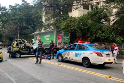 Criminosos roubam táxi, batem em caminhão e são presos na Zona Sul