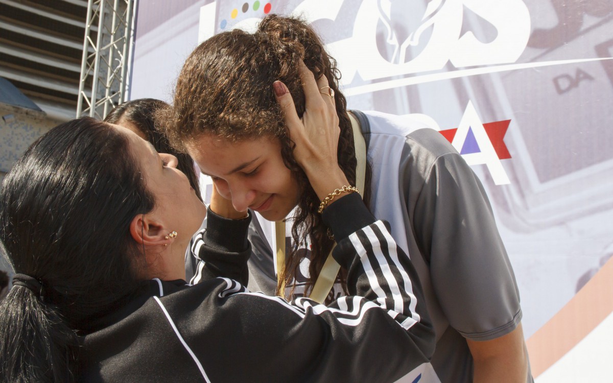 Lucimar Cristina, prefeita de Paracambi, beija a filha, Fl&aacute;via Ferreira, destaque da nata&ccedil;&atilde;o