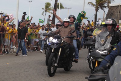 Durante motociata em Salvador, Bolsonaro critica governadores do Nordeste por ação contra o ICMS