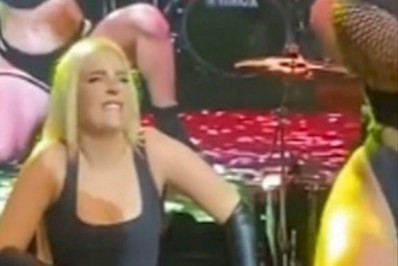 Luísa Sonza 'para' show e admira corpão de bailarina