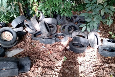 Material descartado irregularmente é recolhido às margens do Rio Bananal, em Barra Mansa