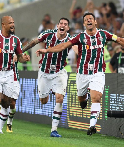 Felipe Melo e Nino correm para abraçar Fred, que marcou seu 199º gol pelo Fluminense e foi às lágrimas