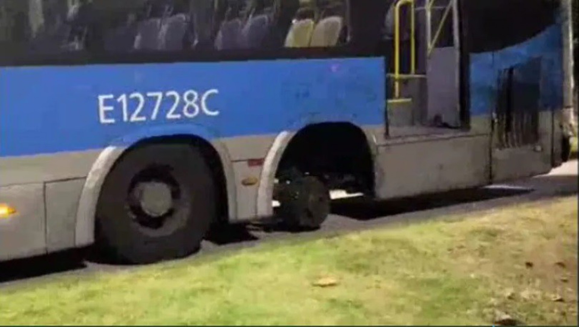 Roda de BRT se solta e atinge dois homens na Zona Oeste do Rio - Reprodução