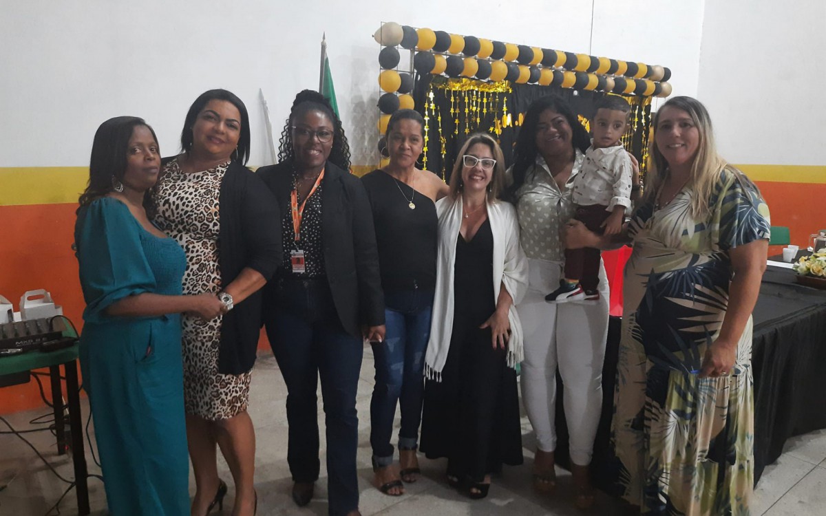 Professoras Vanusa Rodrigues e Fabiana Marins, ao lado da chefe de Divis&atilde;o Municipal da EJA, Thatiana Barbosa, da diretora Sueli Cardoso, da orientadora pedag&oacute;gica Rosemeire Rodrigues, da coordenadora Andessa Vasconcellos e da professora Monique (&agrave; direita)