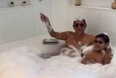 Zeca Pagoninho grava vídeo na banheira e tranquiliza fãs após covid: 'Já estou em casa'