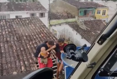 Bebê e mais seis pessoas são resgatadas pelo telhado de casa em Alagoas