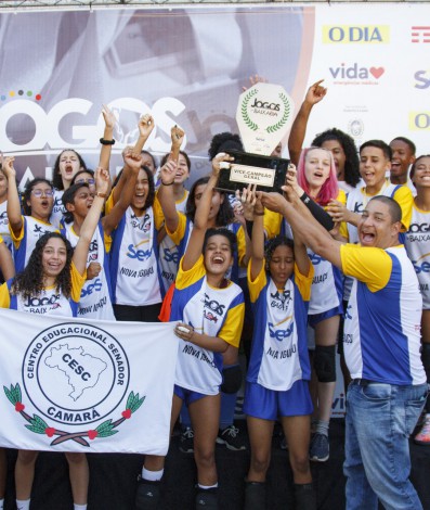 Nova Iguaçu, em segundo lugar, e São João de Meriti, em terceiro, comemoram com o troféu: muita alegria e harmonia na premiação dos XXIII Jogos da Baixada