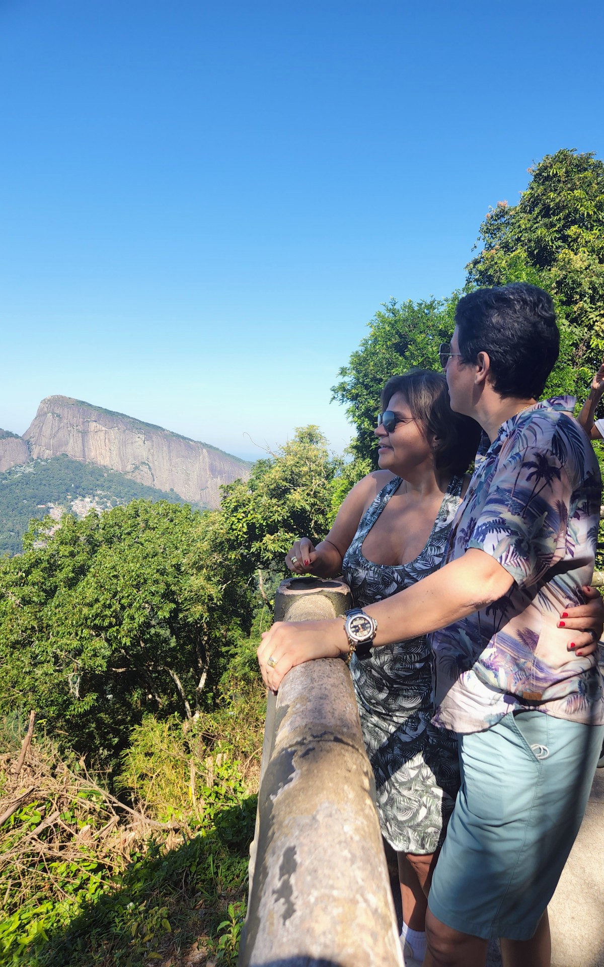 Claudia Rodrigues e Adriane Bonato passeiam pela Vista Chinesa no Rio