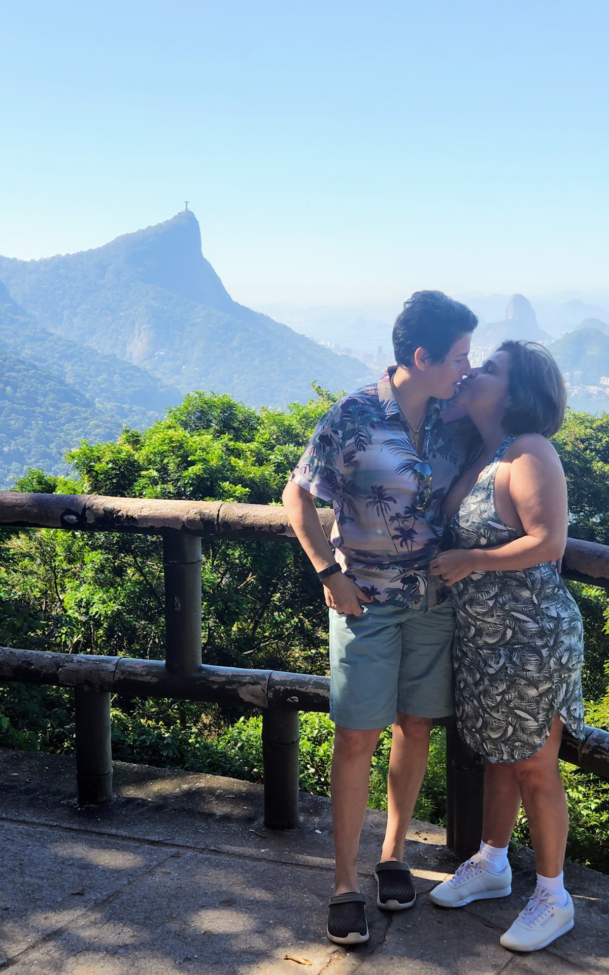 Claudia Rodrigues e Adriane Bonato passeiam pela Vista Chinesa no Rio