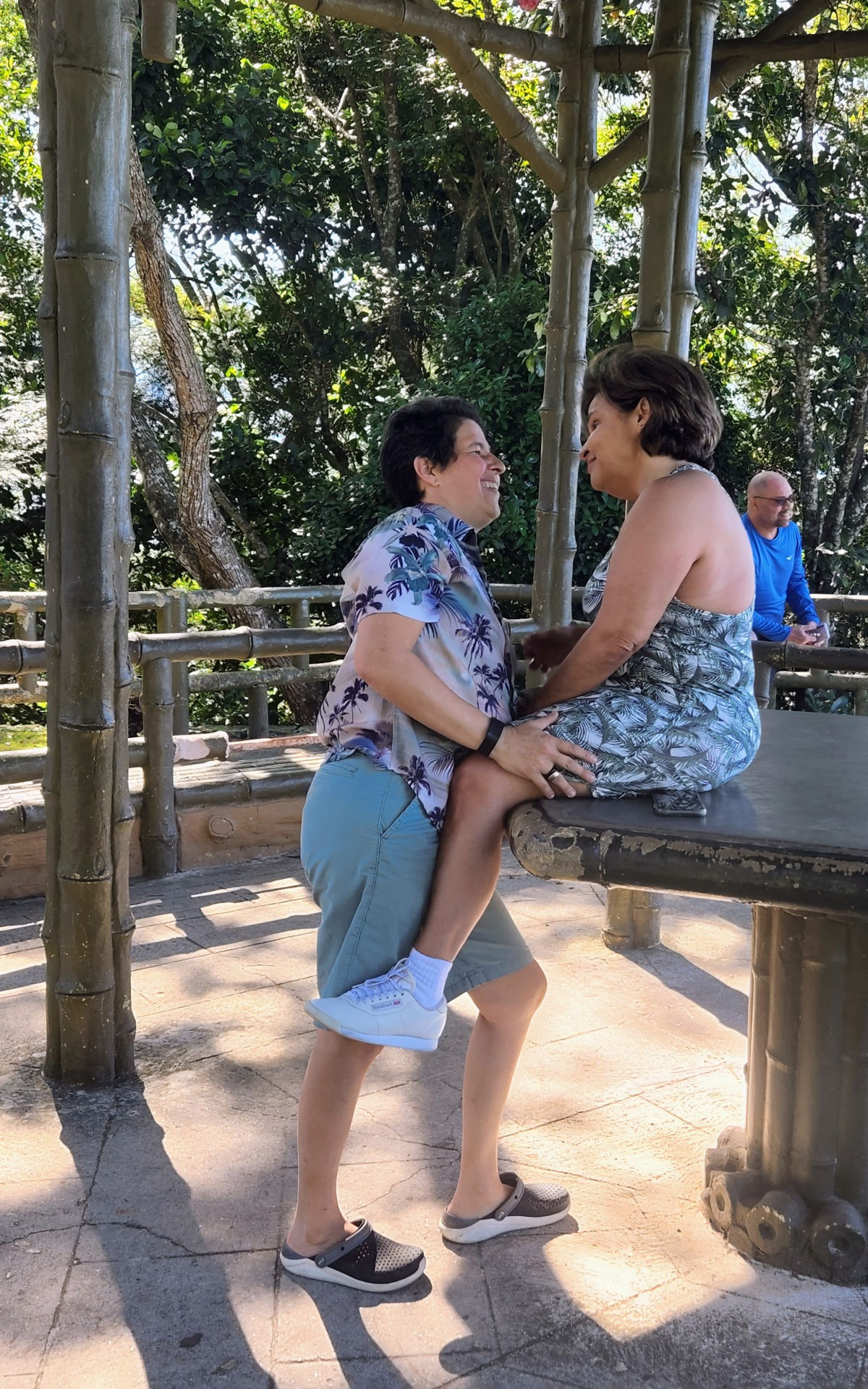 Claudia Rodrigues e Adriane Bonato passeiam pela Vista Chinesa no Rio