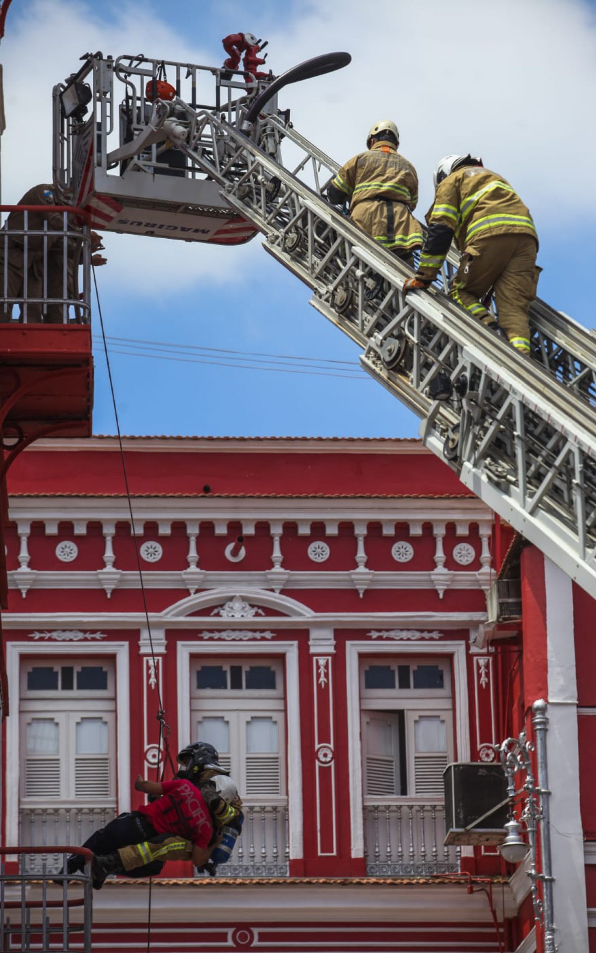 Bombeiros realizam treinamento de salvamento em incêndios - Corpo de Bombeiros / Divulgação