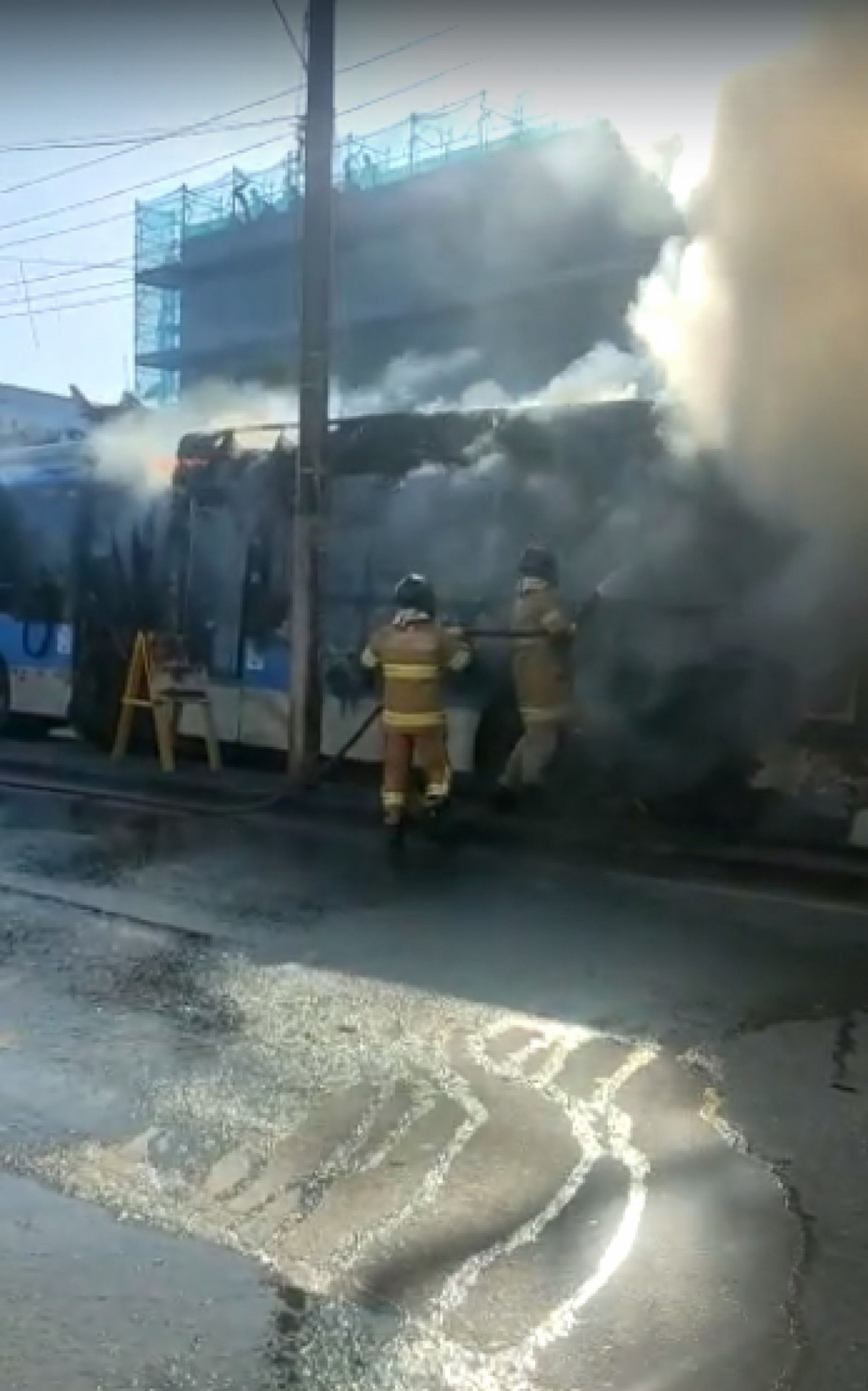 Inc&ecirc;ndio destr&oacute;i BRT em Santa Cruz