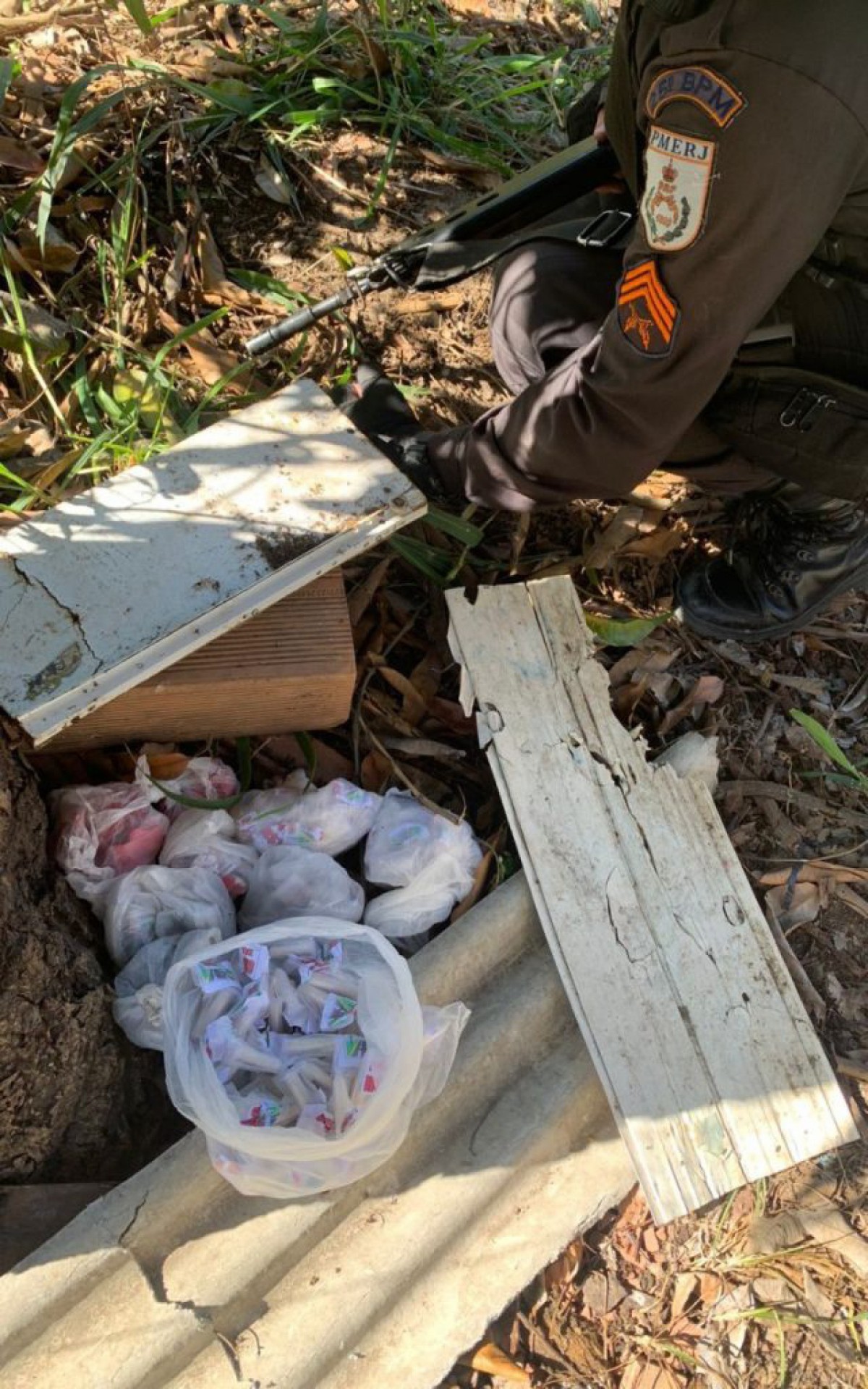 Segundo os agentes, parte do material estava em uma sacola no bolso do rapaz