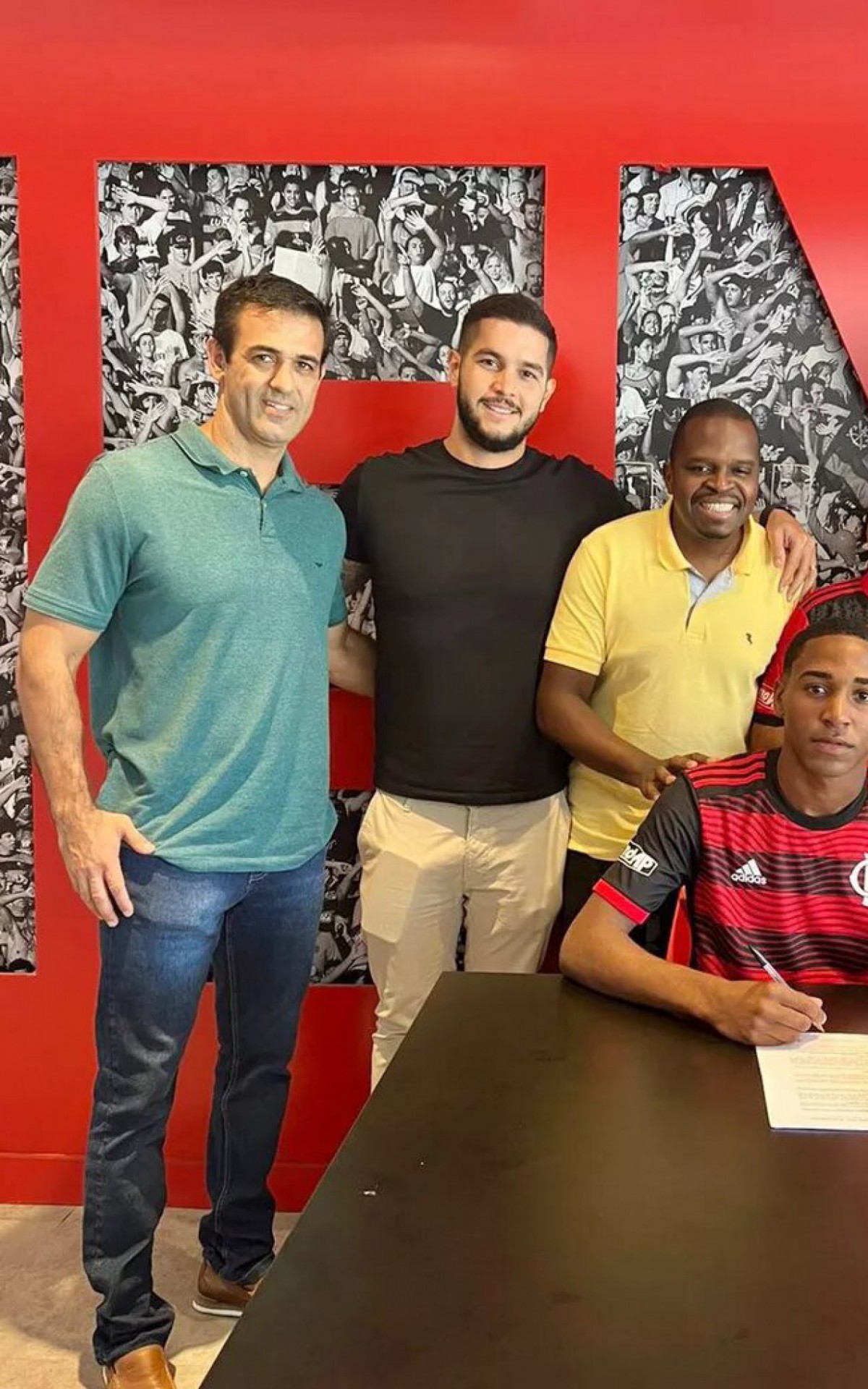 Lorran, de 16 anos, assina contrato profissional com o Flamengo