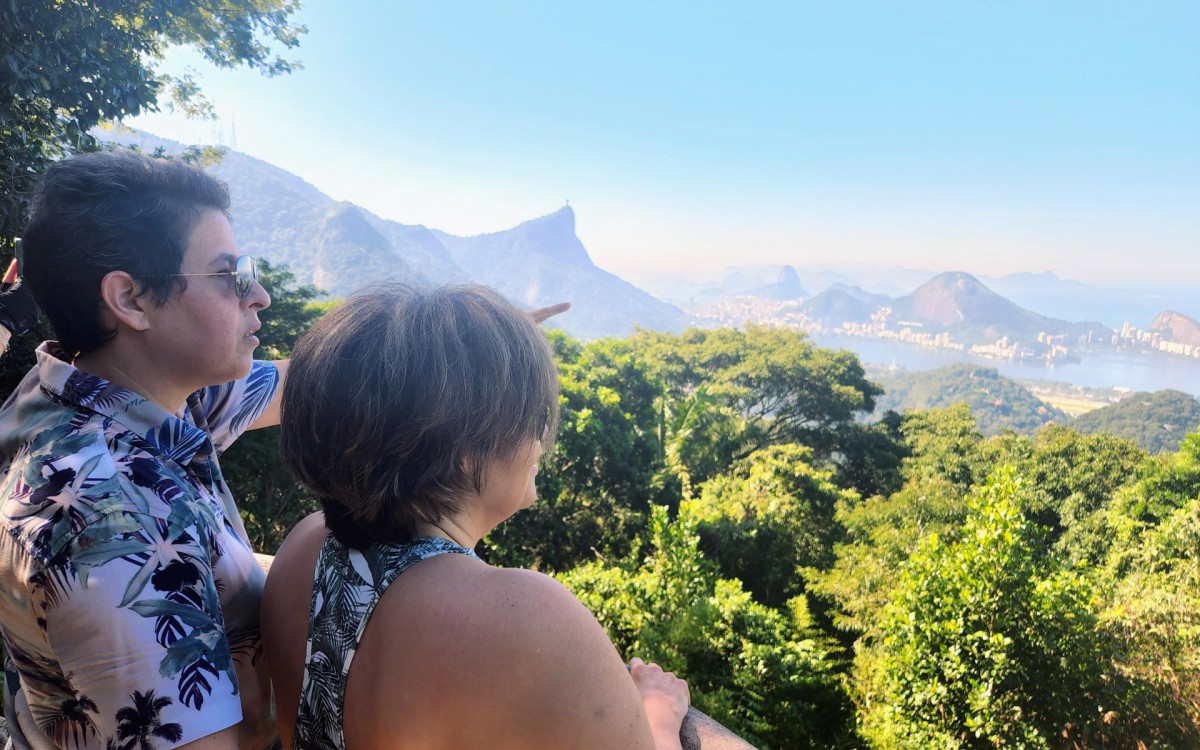 Claudia Rodrigues e Adriane Bonato passeiam pela Vista Chinesa no Rio