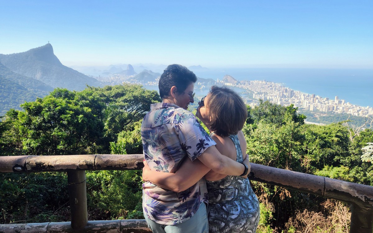 Claudia Rodrigues e Adriane Bonato passeiam pela Vista Chinesa no Rio