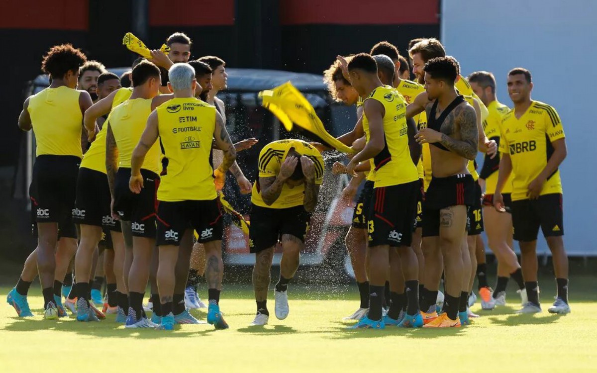 Everton Cebolinha treina com time principal do Flamengo