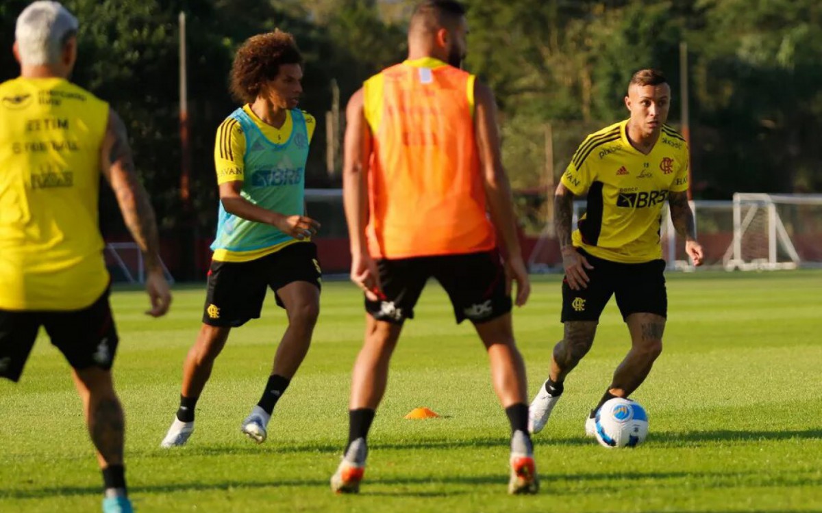 Everton Cebolinha treina com time principal do Flamengo