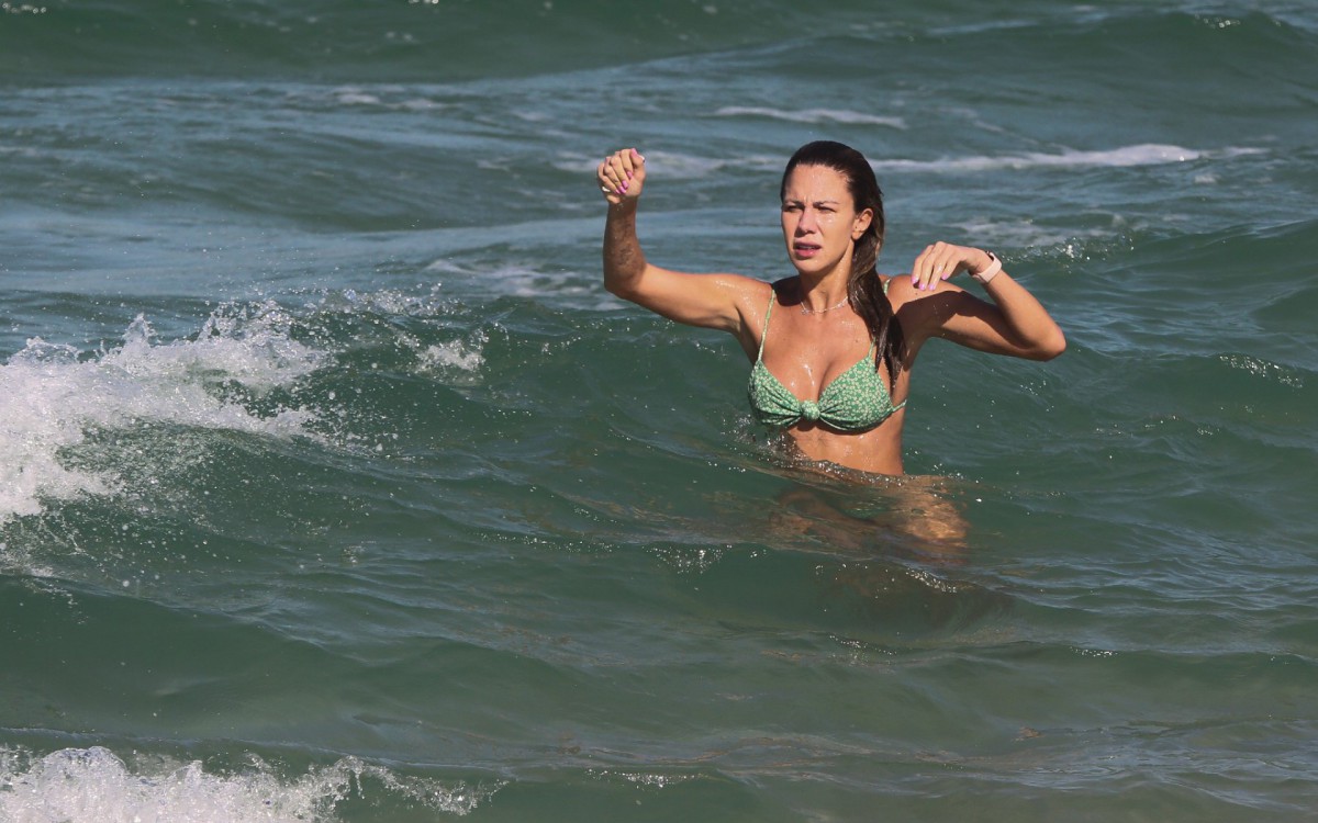B&aacute;rbara Coelho na praia da Barra da Tijuca, na Zona Oeste