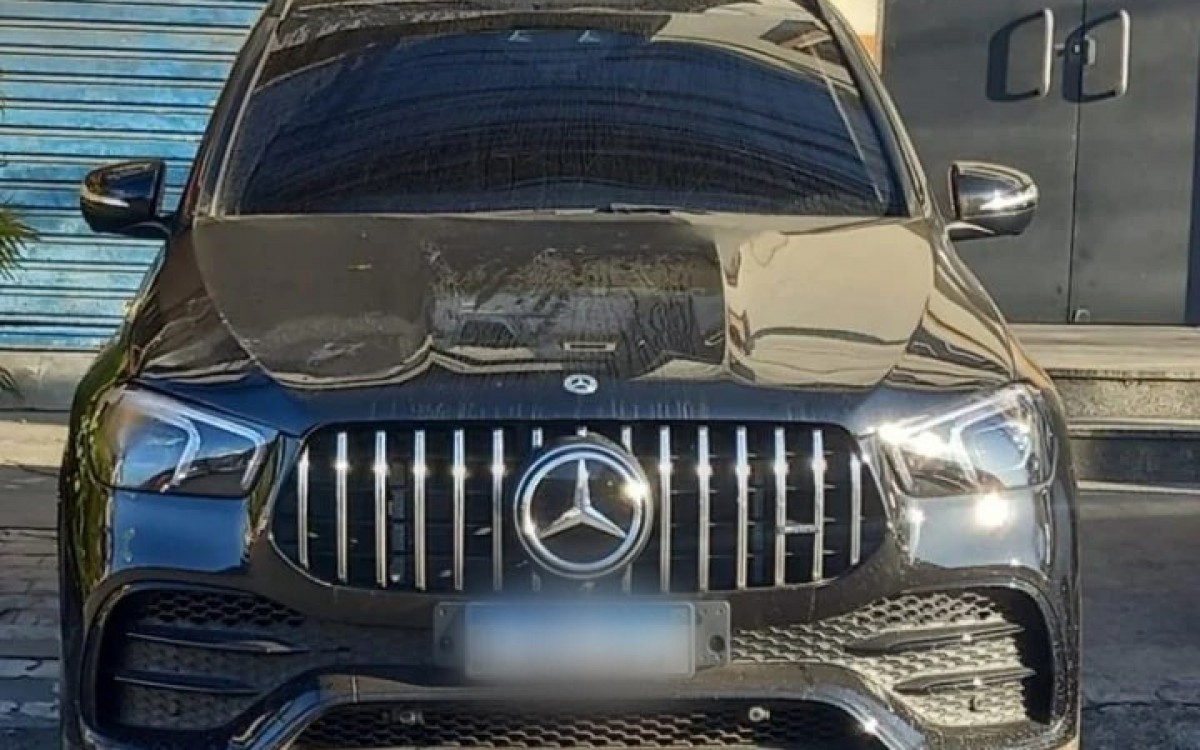 Carro do jogador Felipe Melo foi recuperado na zona norte do Rio