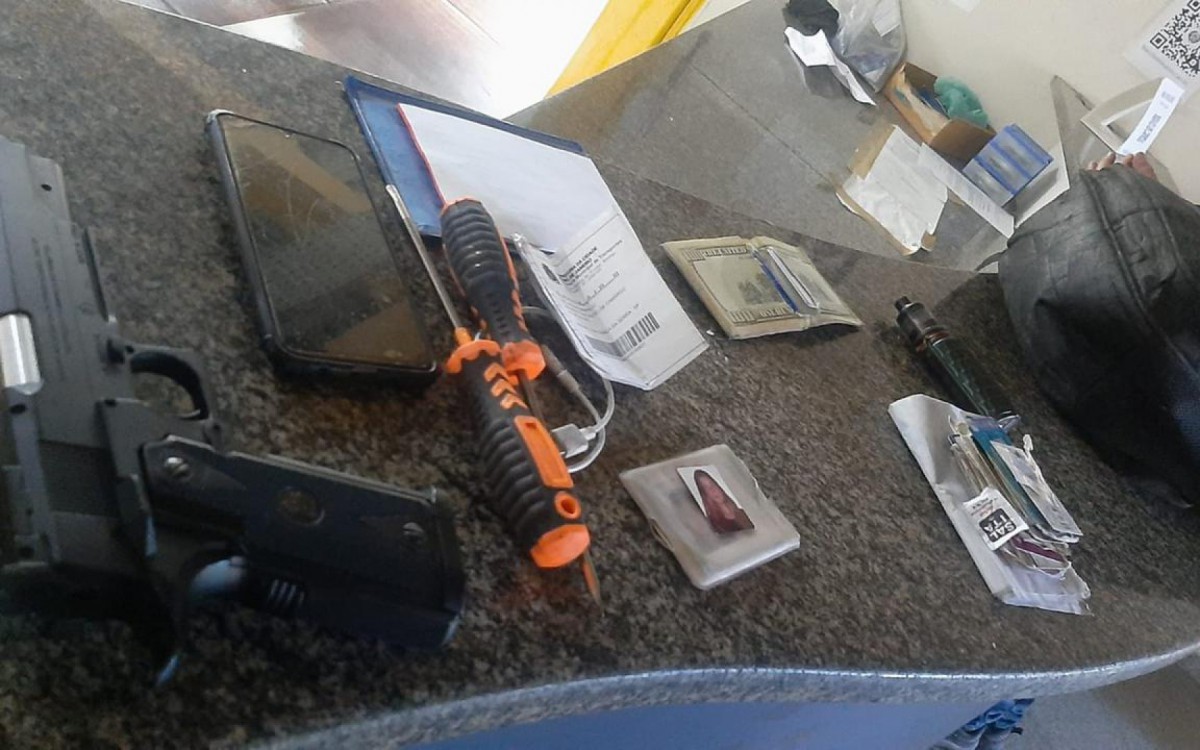 Taxista tem carro roubado por tr&ecirc;s criminosos na Taquara, Zona Oeste do Rio