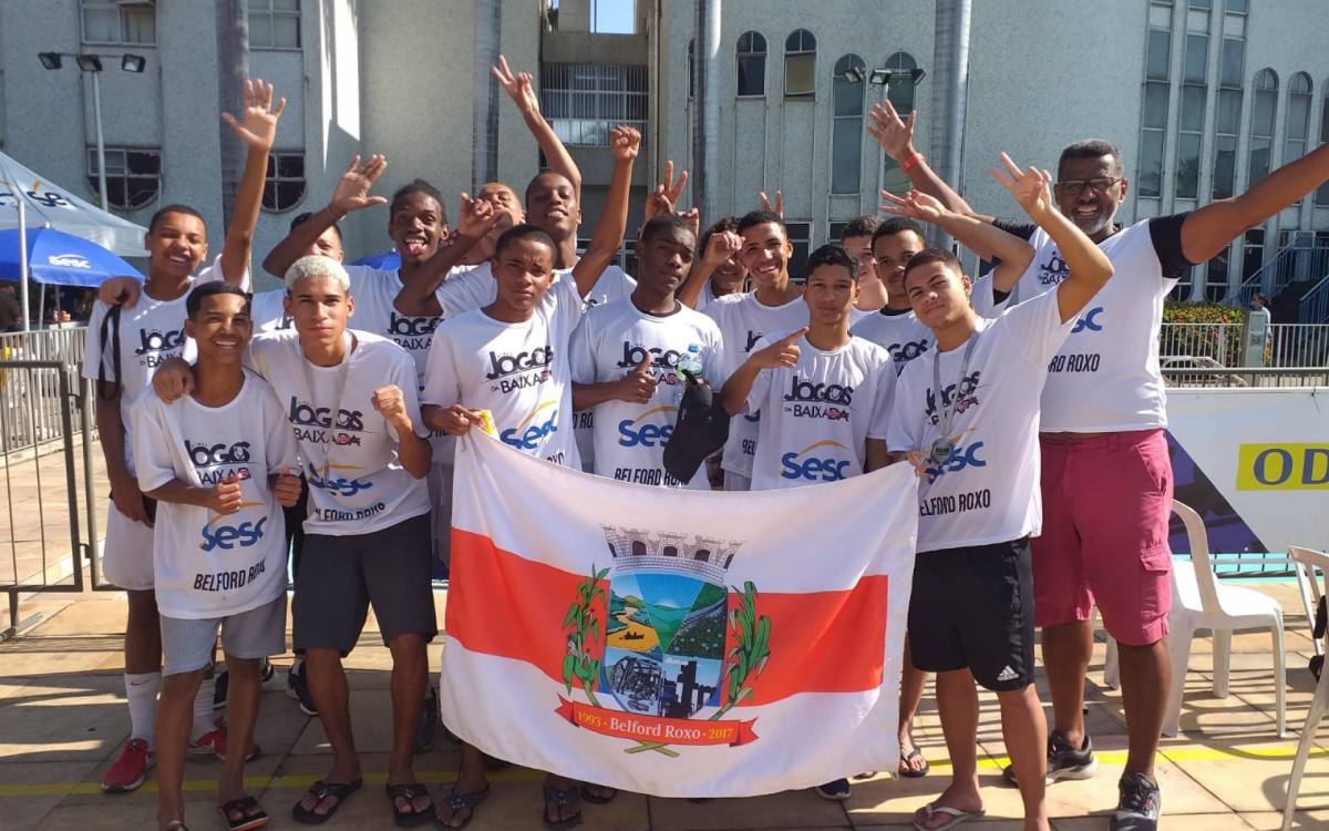 Equipe masculina de Belford Roxo com a bandeira da cidade