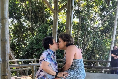 Claudia Rodrigues e a namorada trocam beijos em passeio