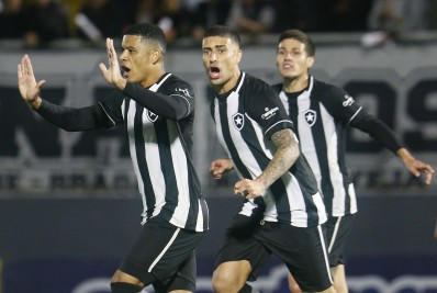Botafogo bate o Bragantino e volta a vencer no Brasileirão