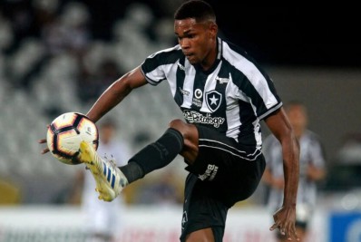 Cria do Botafogo, lateral assina contrato com clube europeu até 2025